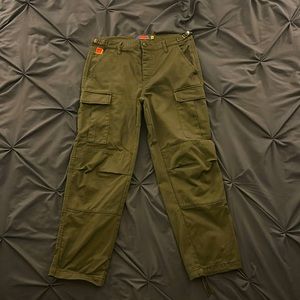Men’s size 30/32 “Empyre” Cargo pants (Like New)